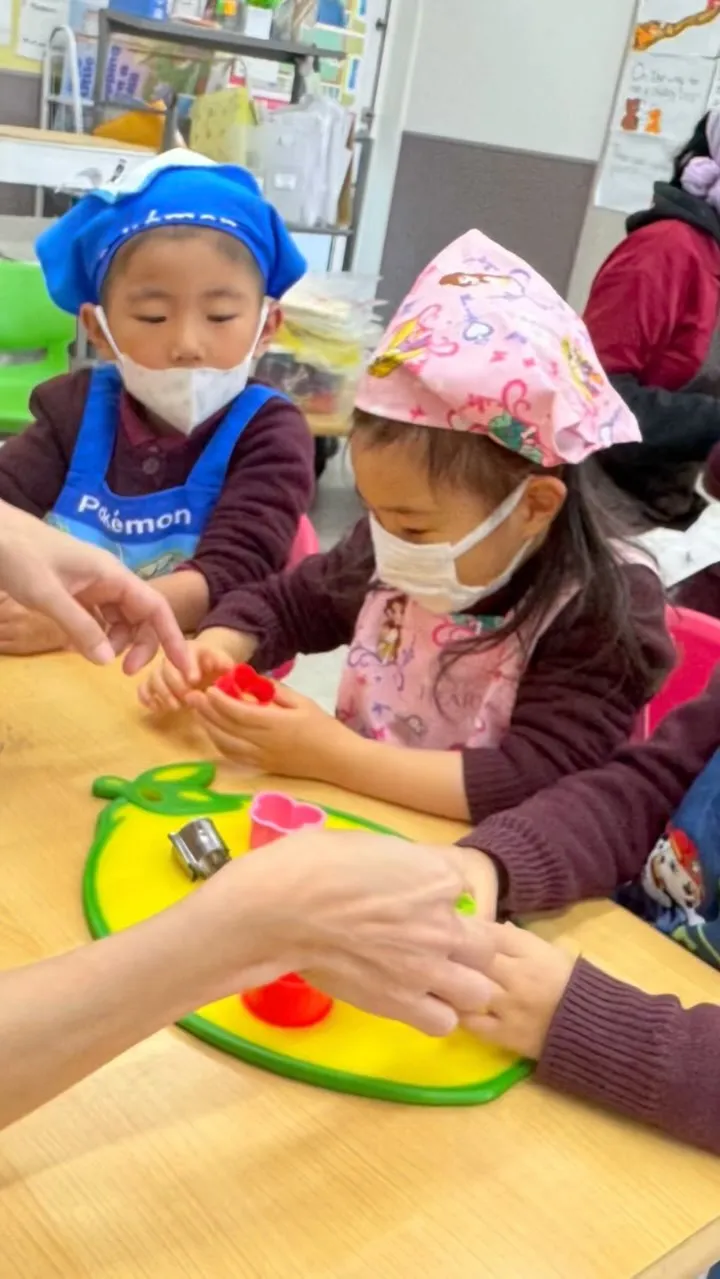 Kinderのクッキングの様子です👩‍🍳