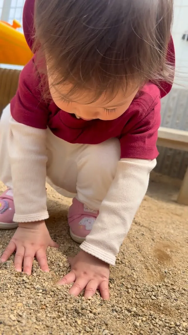 お砂の感触を楽しんでくれています♪