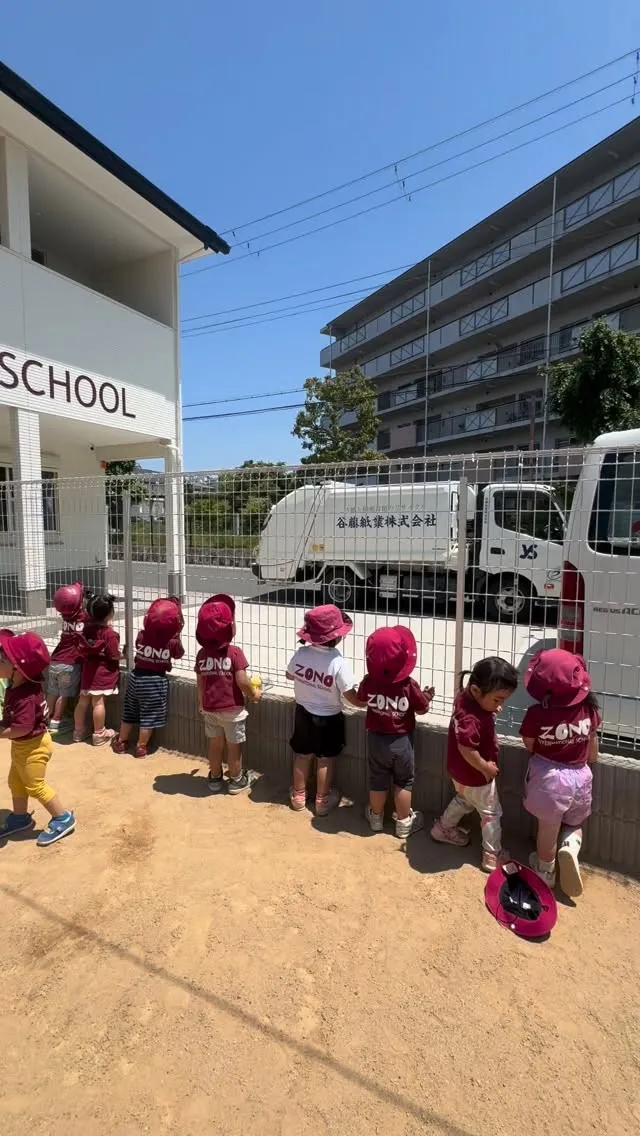 ゴミ収集車に興味津々！！