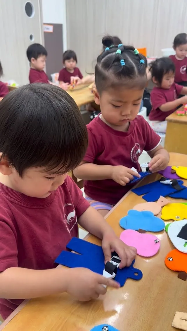 遊びを通しての指先を動かす子供たち👶