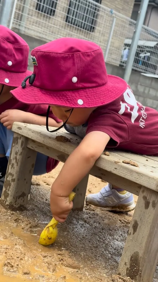雨上がりの水を含んだ砂は、子供達にとって、楽しい素材のひとつ...